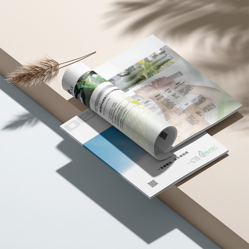 如何通過公司宣傳冊體現統一的品牌語言風格以增強辨識度和親和力？